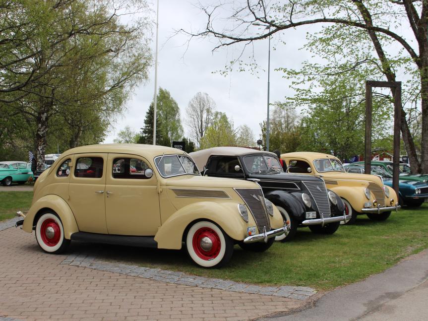 Gamla bilar på Kosta Bilträff