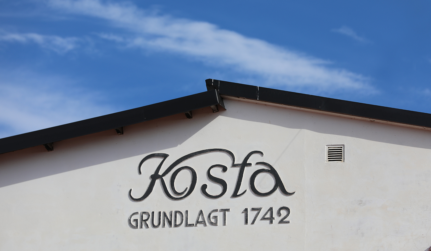 Kosta 1742 Kosta logotyp på vägg
