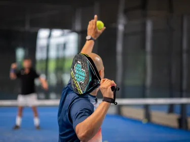 man slår serve