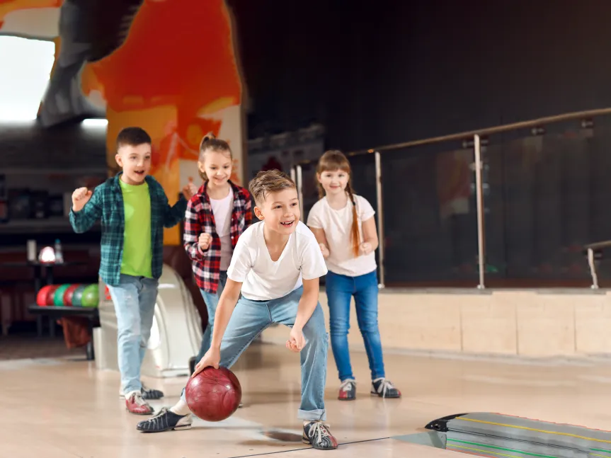 barn som bowlar