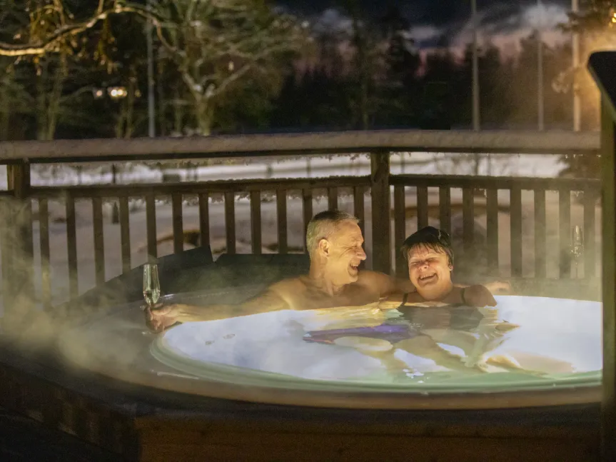 Par njuter av bubbel i bubbelpool