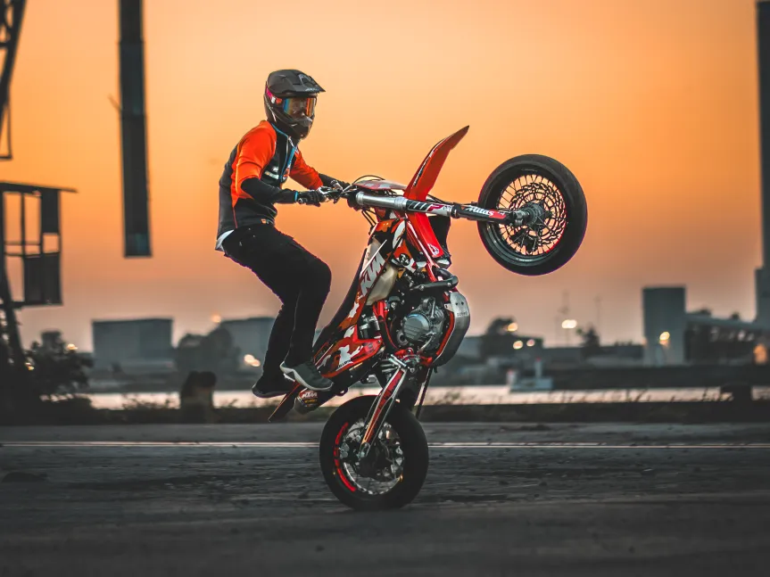 Elliot MC stunt