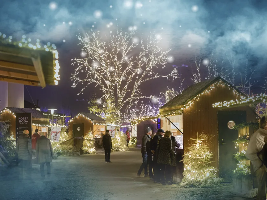 Överblick på Kosta Julmarknad med bodar och juleljus