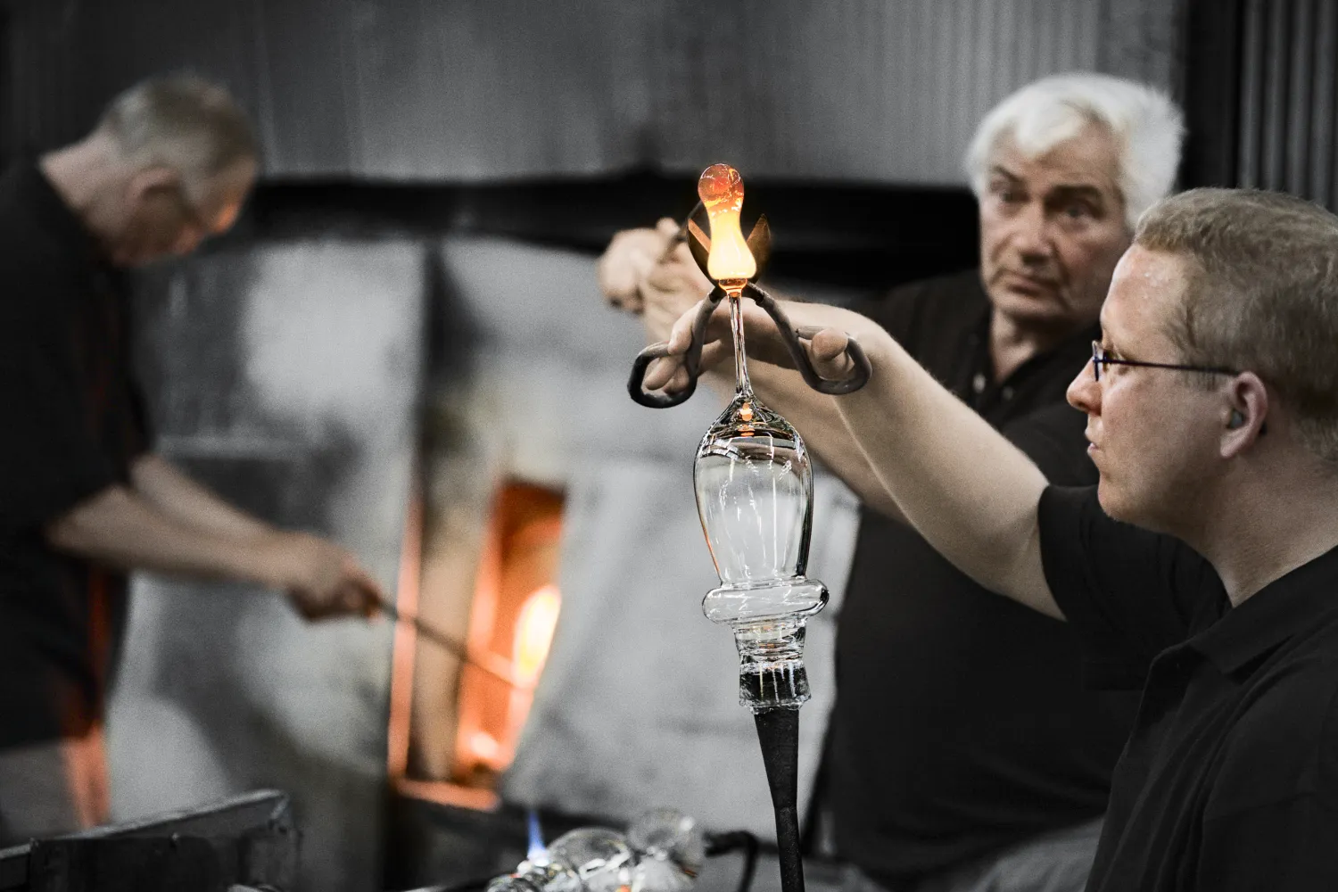 Glasblåsare som sätter en fot på vinglas