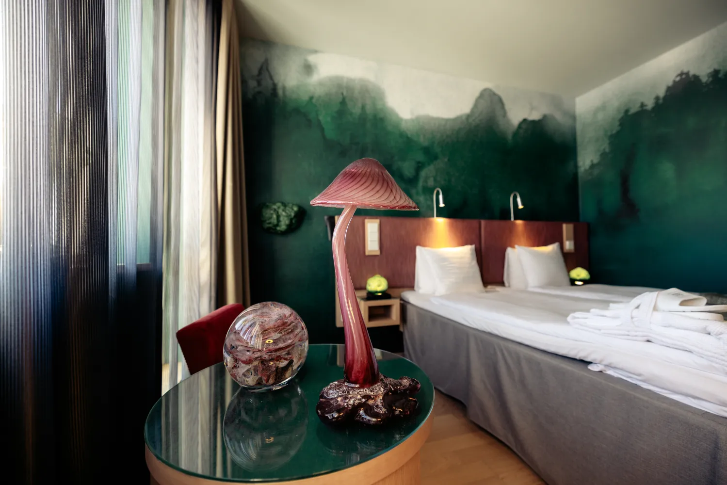 Ett grönt skogslikt rum på Kosta Boda Art Hotel