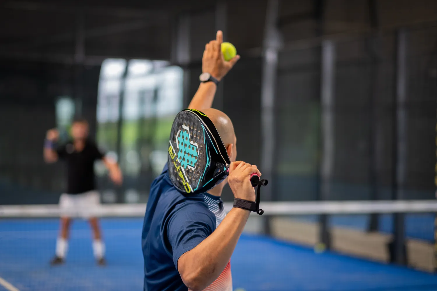 man slår serve