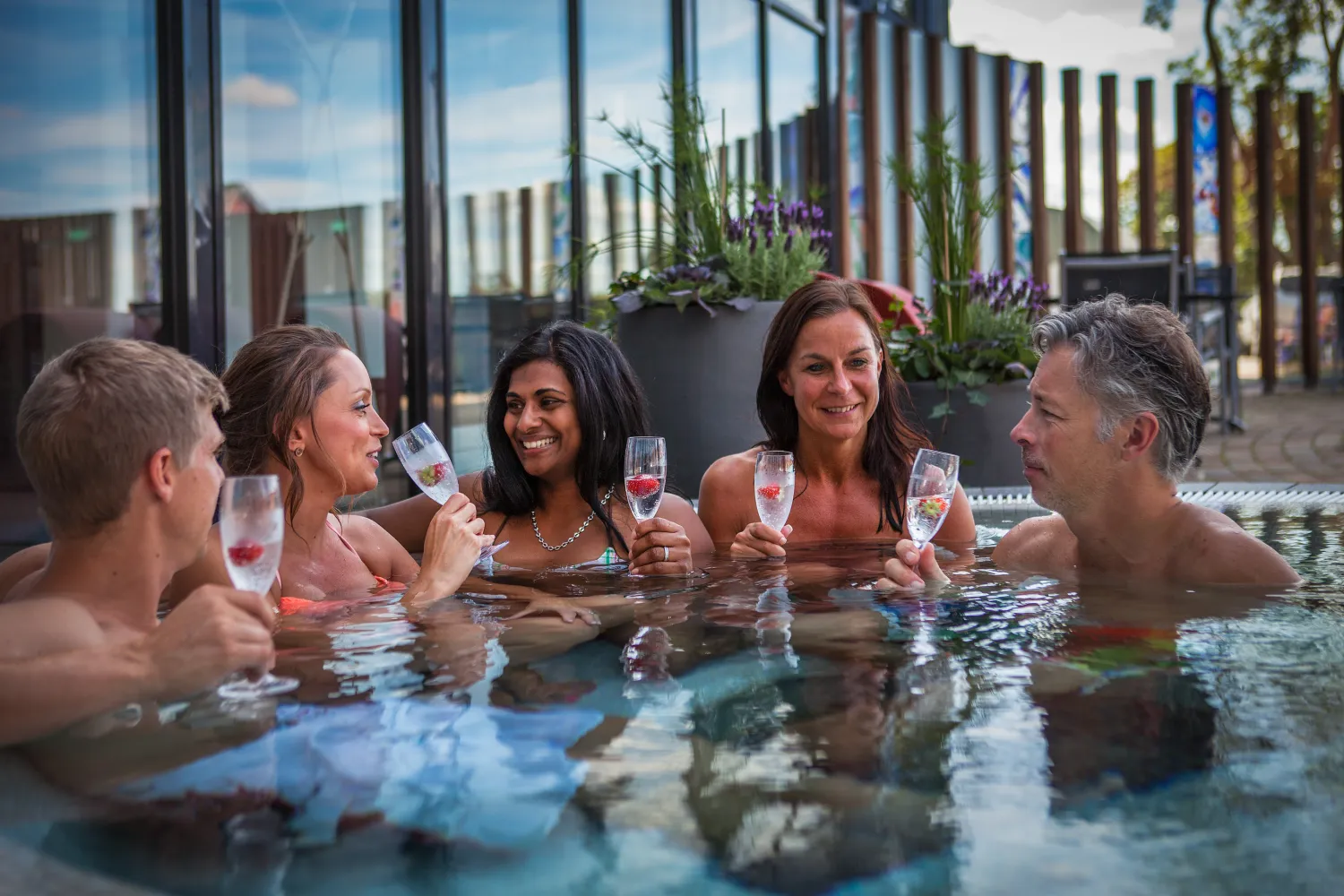 Konferensdeltagare njuter av bubbel i jacuzzi