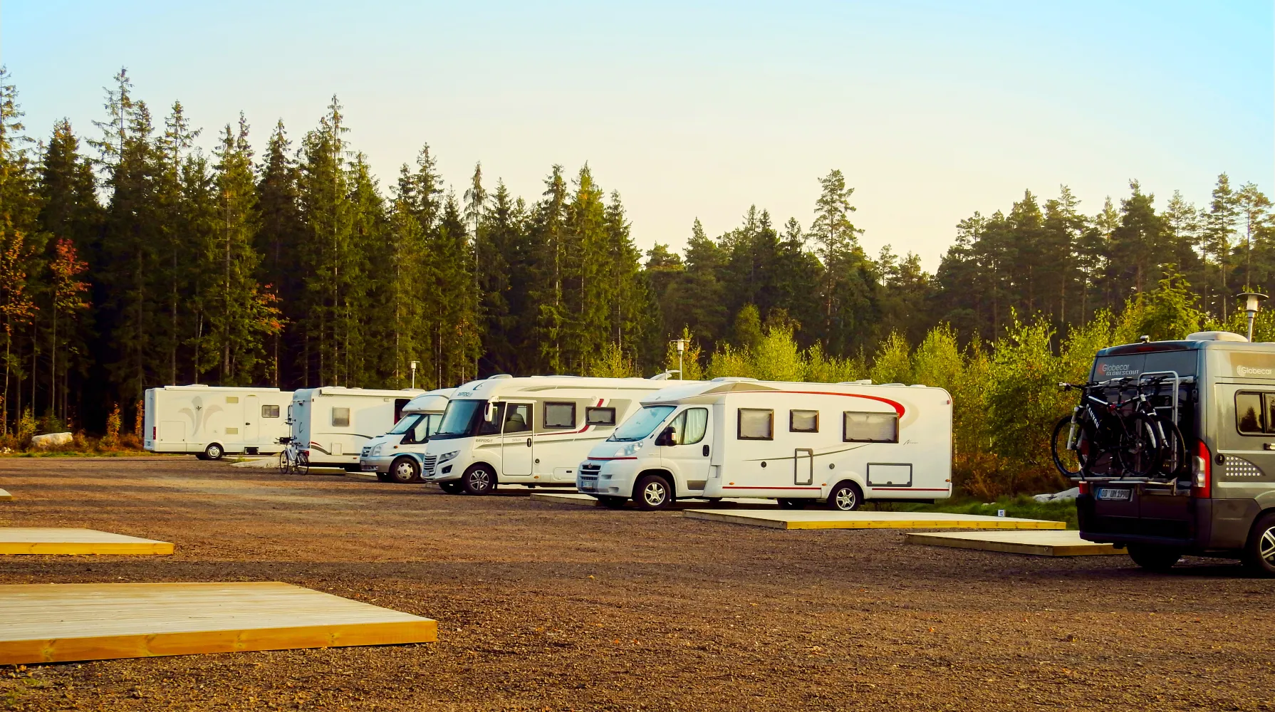 Husbilar står parkerade vid Kosta Lodge Ställplats