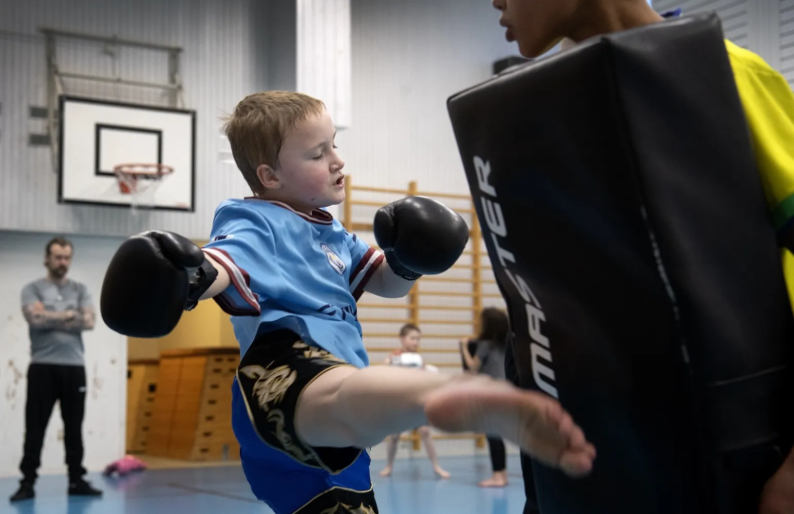 Barn tränar thaiboxning