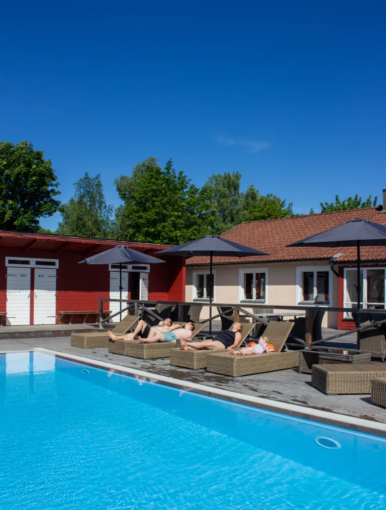 Familjs som solar på Kosta Lodge