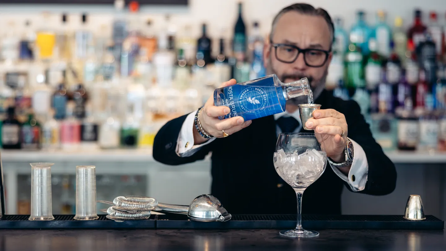 Fredrik blandar en gin & tonic i baren på Kosta Delikatess