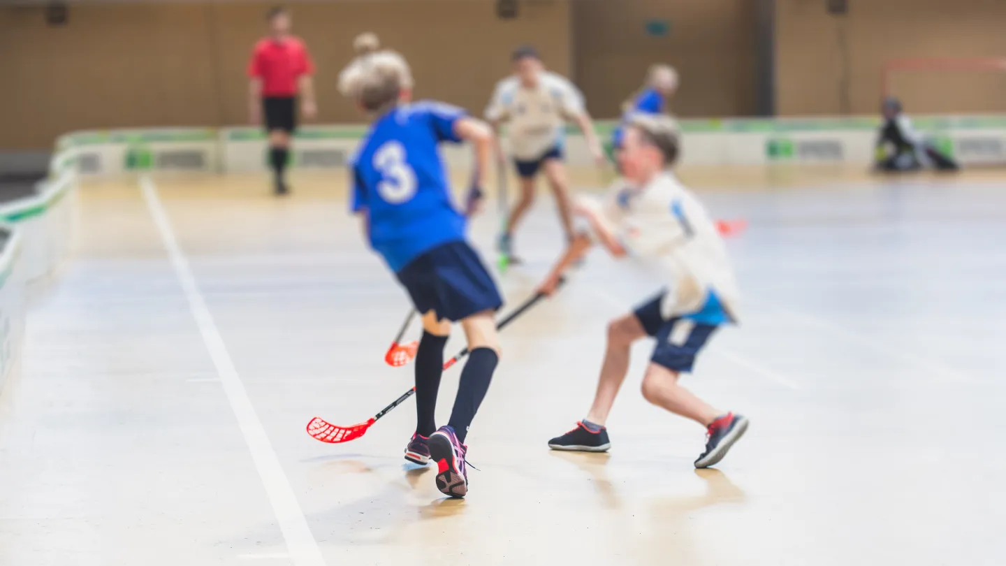 barn som spelar innebandy