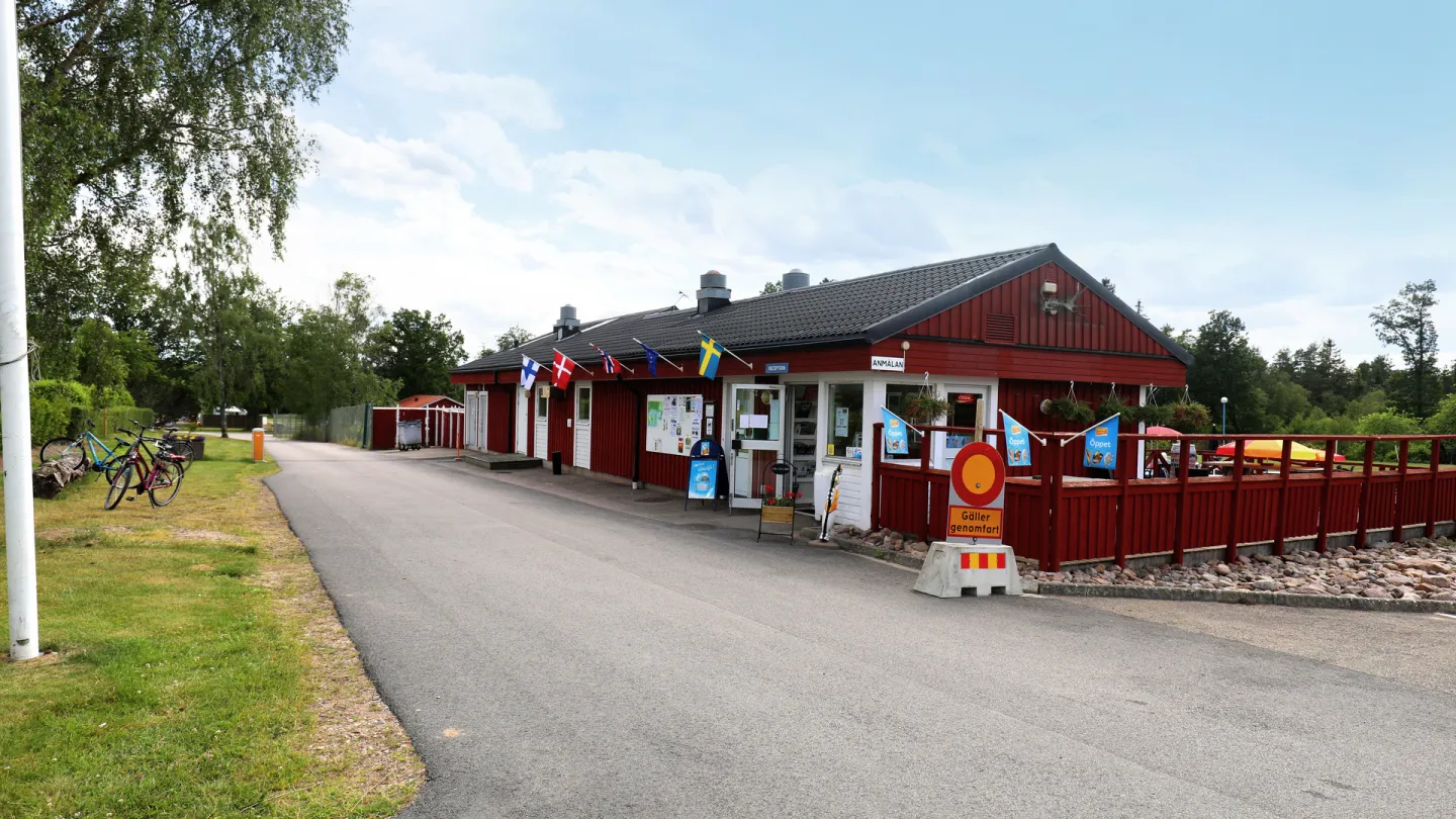 Kosta Bad & Camping, Entré och kiosk.